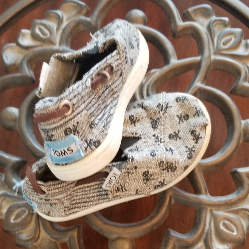 Size 5 Tiny Tom's skull shoes